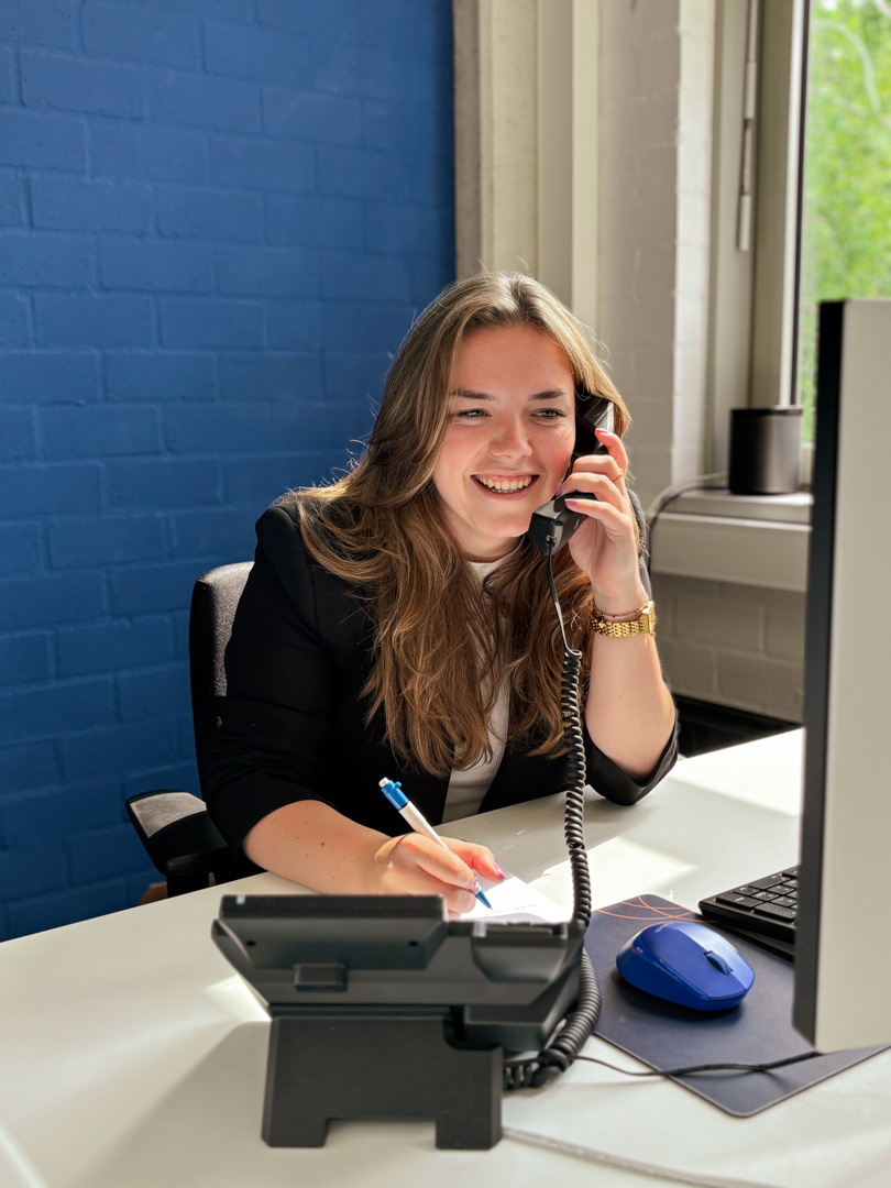 E-commerce specialist Femke van Trienekens Online helpt klanten telefonisch